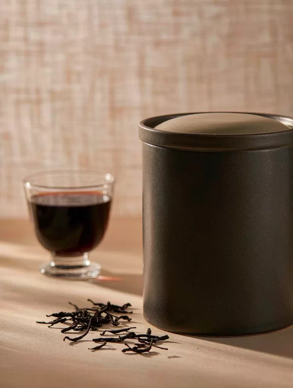 Yunnan Golden Buds dry tea leaves